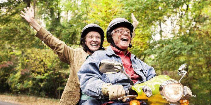vrolijke seniors scooter